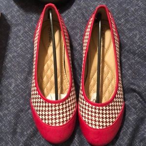 Red houndstooth flats